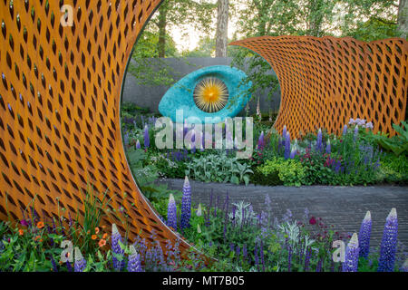 Sculture circondato da piante tra cui Lupinus 'West Country persiano Pantofola" di David Harbor e Savills giardino disegnato da Nic Howard al Foto Stock