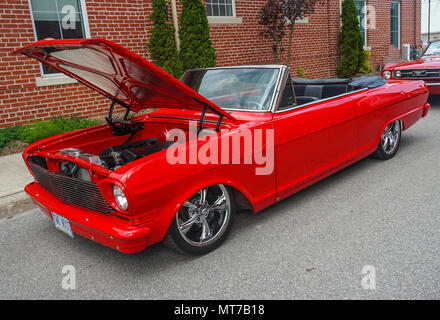 Rosso convertibili 1964 Cheverolet Impala,vecchia auto d'epoca di antiquariato esposizione auto in Ontario, Canada Foto Stock