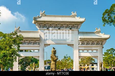 Cancello di ingresso al Monastero Po Lin a Ngong Ping - Hong Kong, Cina Foto Stock