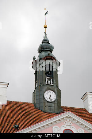 La torre dell'orologio di Tartu town hall in centro storico, Estonia Foto Stock