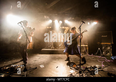 Norvegia, Oslo - 18 maggio 2018. Il rumore norvegese punk band MoE esegue un concerto dal vivo al garage di Bergen. Qui cantante e bassista Skumsnes Guro Moe (R) è visto dal vivo sul palco con il chitarrista Håvard Skaset (L). (Photo credit: Gonzales foto - Jarle H. Moe). Foto Stock