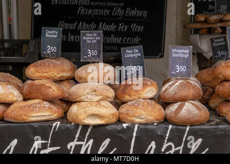 Artigiano / pane artigianale per la vendita su un mercato in stallo in un centro storico evento - Horsham, West Sussex, Regno Unito. Foto Stock