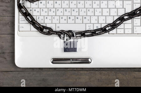 Dalla vista superiore - Giornata mondiale senza internet gli elementi di apparecchiature informatiche in grigio sullo sfondo di legno Foto Stock