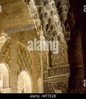 Granada, Andalusia, Spagna. L'Alhambra. Palazzo Reale costruito nel 1238 da Nasrid emiro Mohammed ben al-almar di Granada. Dettagli decorativi delle camere. Tecnica di Yeseria stalattiti e lavoro. Foto Stock