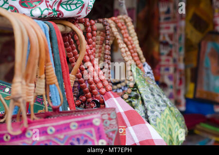 Un primo piano fotografia di variopinte/multicolore borsette di souvenir in vendita presso Shilparamam arti e mestieri villaggio in Hyderabad, Telangana, India. Foto Stock