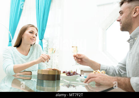 Bella coppia avente una cena romantica Foto Stock