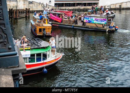 La germania,Berlin-Mitte, 27 maggio 2017. Anti AfD protesta in barca sul fiume Sprea a contrastare tutta la nazione demo AfD. Foto Stock