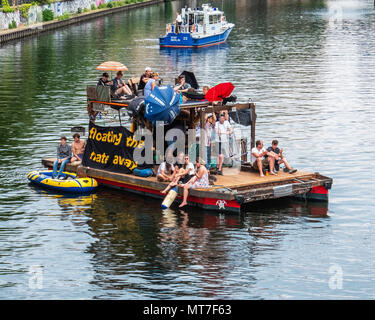 La germania,Berlin-Mitte, 27 maggio 2017. Anti AfD protesta in barca sul fiume Sprea a contrastare tutta la nazione demo AfD. Foto Stock