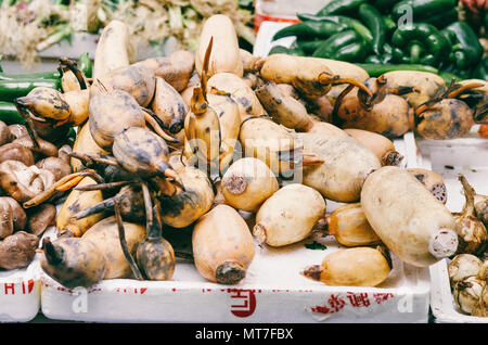 Radici di loto nel mercato di Hong Kong, un cibo comune in Asia. Foto Stock