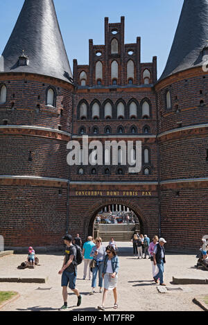 La holsten gate o holstentor a Lubecca città vecchia, Germania, SCHLESWIG-HOLSTEIN Foto Stock