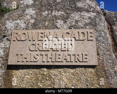 Lapide presso il Teatro Minack theatre in Cornovaglia, scavate nella roccia ricordando Rowena Cadei che ha costruito semplicemente con l'aiuto del suo giardiniere Foto Stock