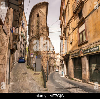 Le automobili sulle strade strette nel centro storico di Cosenza, Calabria, Italia Foto Stock