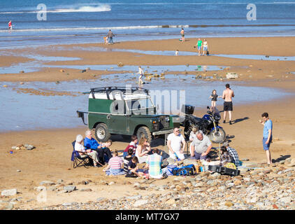 Picnic sulla spiaggia a Saltburn dal mare, North Yorkshire, Inghilterra, Regno Unito Foto Stock