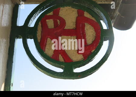 Close-up della circolare RHD logo sulla casella segnale alla nuova stazione di Romney; Romney Hythe & Dymchurch Railway, Kent Foto Stock