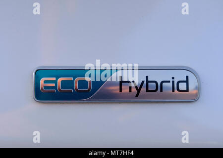 ECO HYBRID simbolo sul lucido metallico auto. Verde energia eco le tecnologie del futuro Foto Stock