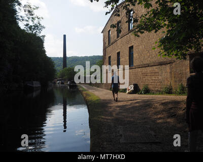 Hebden Bridge & Rochdale Canal marciapiede Foto Stock