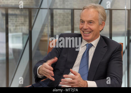 L'onorevole Tony Blair in conversazione nel suo ufficio presso il Primo Ministro Tony Blair Istituto per il cambiamento globale in centro a Londra Foto Stock