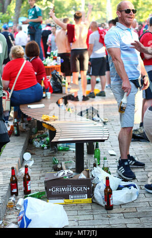 Liverpool Football Fan, circondato da immondizia, trascorrere del tempo in Shevchenko park in attesa per la finale di UEFA Champions League match Real Madrid vs Liverpool Foto Stock