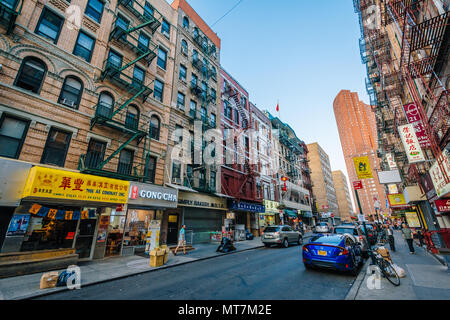 Bayard Street a Chinatown, a Manhattan, New York City. Foto Stock