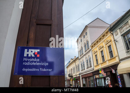 VUKOVAR, Croazia - 25 febbraio 2018: HRT logo sul loro ufficio a Vukovar. La terapia ormonale sostitutiva, o Hrvatska radiotelevizija o Radiotelevisione croata, è la publi Foto Stock