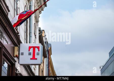 VUKOVAR, Croazia - 25 febbraio 2018: T Mobile Logo sul loro negozio principale a Vukovar. T-Mobile, è uno dei principali di un operatore di rete mobile in Croazia, Foto Stock