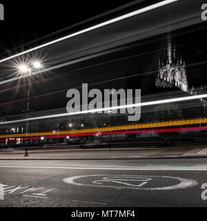 Rotherham Minster (tutti i santi della chiesa di Inghilterra) durante la notte con una luce percorsi da un bus (B&w con spruzzi di colore); vista Rotherham Town Center, REGNO UNITO Foto Stock