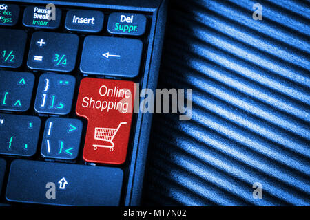 Chiusura del laptop computer tastiera con il pulsante rosso di Shopping Online e il concetto di spazio di copia. Idea di e-commerce, online vendita e acquisti via internet. Foto Stock