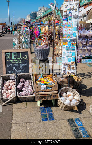 Bancarelle di souvenir sul lungomare di Kings Road archi, Brighton East Sussex, England, Regno Unito Foto Stock