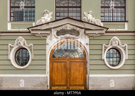 RUSSIA, San Pietroburgo - Agosto 18, 2017: militare-marine college dal nome della Nakhimov, costruito su Petrovskaya quay nel 1910-1912, architetto A. I. Dmitr Foto Stock