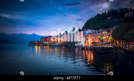 Twilight su Bellagio, Lago di Como, Lombardia, Italia Foto Stock