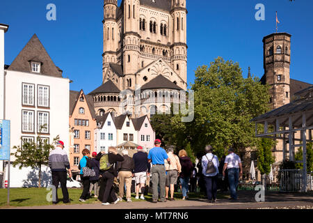 Germania, Colonia, turisti davanti alla chiesa al lordo di San Martino e la torre del Stapelhaus nella parte vecchia della citta'. Deutschland, Koeln, T Foto Stock