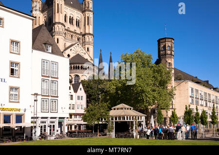 Germania, Colonia, turisti davanti alla chiesa al lordo di San Martino e la torre del Stapelhaus nella parte vecchia della citta'. Deutschland, Koeln, T Foto Stock