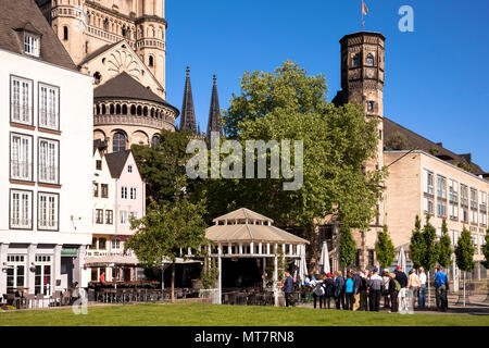 Germania, Colonia, turisti davanti alla chiesa al lordo di San Martino e la torre del Stapelhaus nella parte vecchia della citta'. Deutschland, Koeln, T Foto Stock