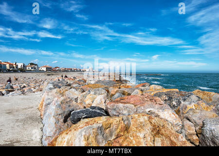 Saint-Cyprien Plage spiaggia con mare massi di protezione, Pyrenees-Orientales, Francia Foto Stock