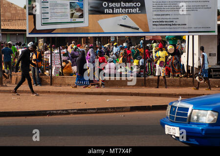 Bissau, Repubblica di Guinea Bissau - 31 Gennaio 2018: scene di strada nella città di Bissau con persone al mercato Bandim, in Guinea Bissau, West Afri Foto Stock