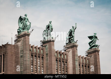 Quattro statue sulla parte superiore del padiglione 5 Bruxelles Edificio Expo Foto Stock