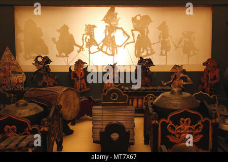 Indonesiano musica gamelan set strumenti presso il Regio Museo di Arte e Storia al Cinquantenaire Bruxelles Foto Stock