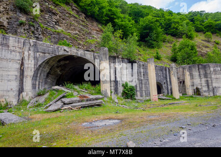 Tunnel abbandonati nella strada Roshka, Georgia Foto Stock