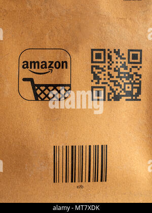 Dettaglio del pacco di Amazon mostra il logo del codice a barre e codice QR Foto Stock