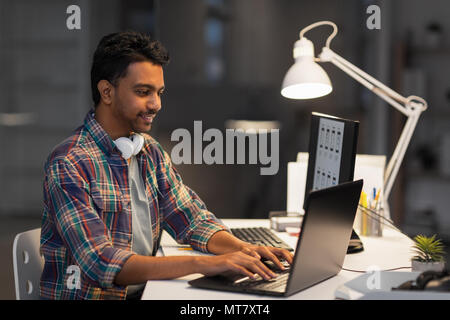 Uomo creativo con il computer portatile funziona di notte office Foto Stock