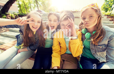 Felice gli studenti adolescenti o amici divertendosi Foto Stock