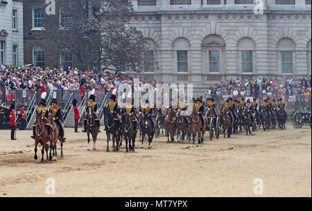 Londra i principali generali la revisione in sfilata delle Guardie a Cavallo di una pratica per Trooping il colore il compleanno del Queens Parade 2018 Foto Stock