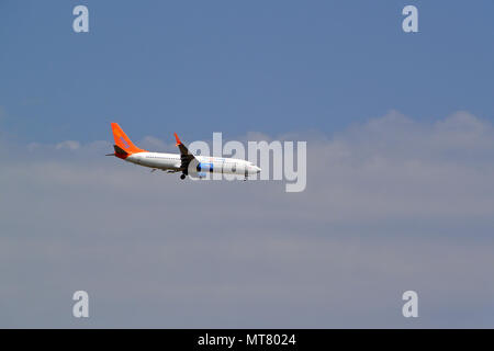 Canadian Sunwing Airlines Boeing 737-800 sul finale di approccio di atterraggio per l'aeroporto di Norwich, Norfolk, Regno Unito Foto Stock