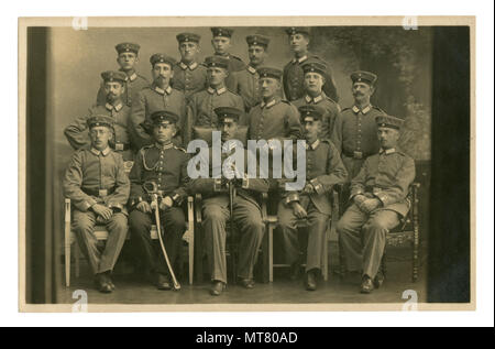 German Historical foto: Ritratto di gruppo di un gruppo di militari, soldati e il funzionario con una sciabola e seconda classe croce di ferro a nastro. la prima guerra mondiale Foto Stock