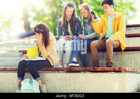 Studente ragazza la sofferenza dei compagni di classe beffa Foto Stock