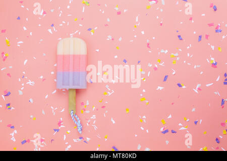 Table top visualizza immagine aerea di cibo per vacanze estive il concetto di sfondo.Lay piatto gelato pop stick su moderne rosa rustico carta da parati di carta.Copia spac Foto Stock