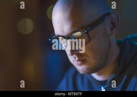 Close up di bald hacker in bicchieri Foto Stock