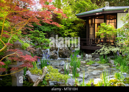 O-mo-te-na-shi no NIWA - Il giardino ospitalità, un tradizionale giardino Giapponese con una casa giardino surrouned da alberi di Acer progettato da Ishihara K Foto Stock