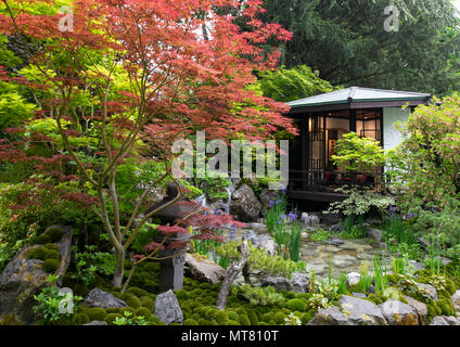 O-mo-te-na-shi no NIWA - Il giardino ospitalità, un tradizionale giapponese del design dotato di un garden house surrouned da alberi di Acer progettato da Ishihara K Foto Stock