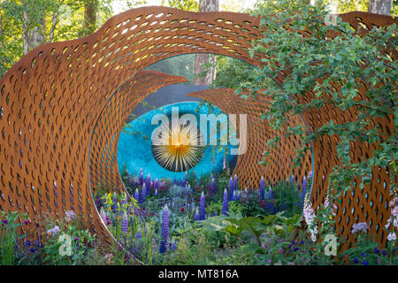 Sculture circondato da piante tra cui Lupinus 'West Country persiano Pantofola" di David Harbor e Savills giardino disegnato da Nic Howard al Foto Stock